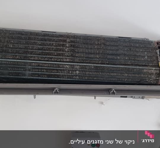 יחידת מזגן מפורקת עם חוטים חשופים